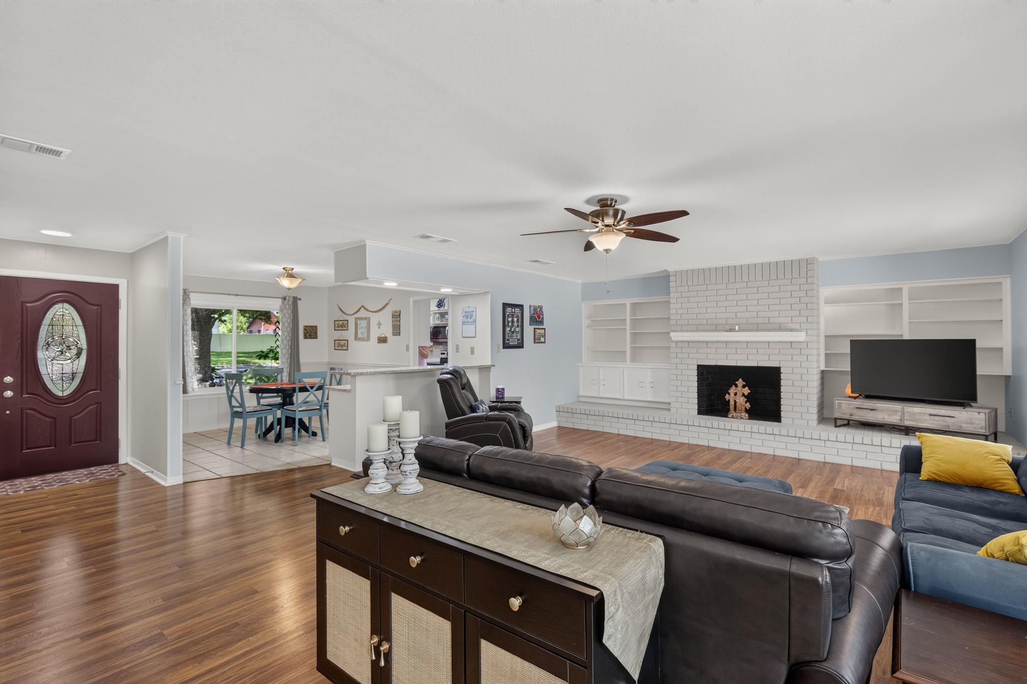 206  Corder Ln 매물 사진 1