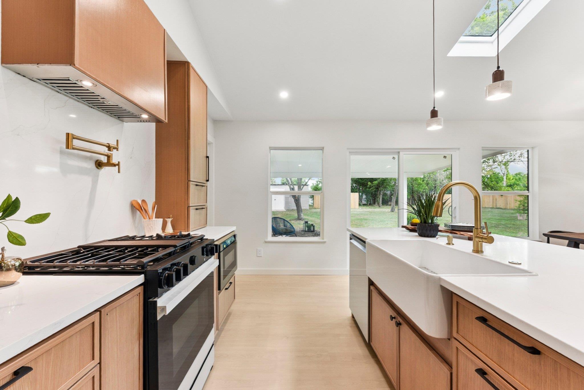 Listing photo 1 of 7503  Carriage Dr