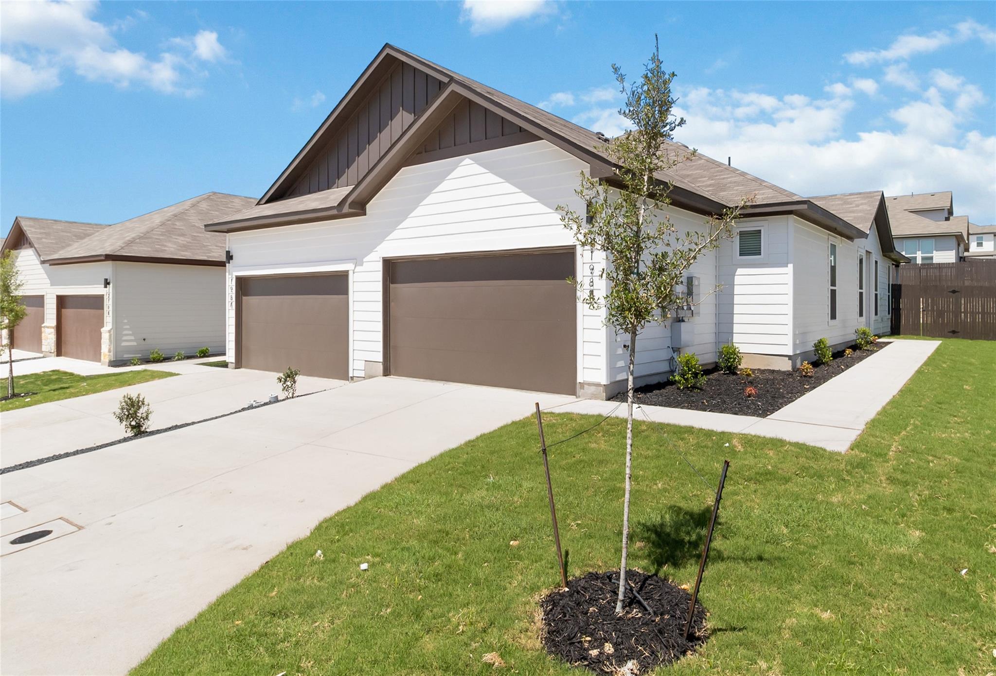 Listing photo 1 of 1008  Staglin St