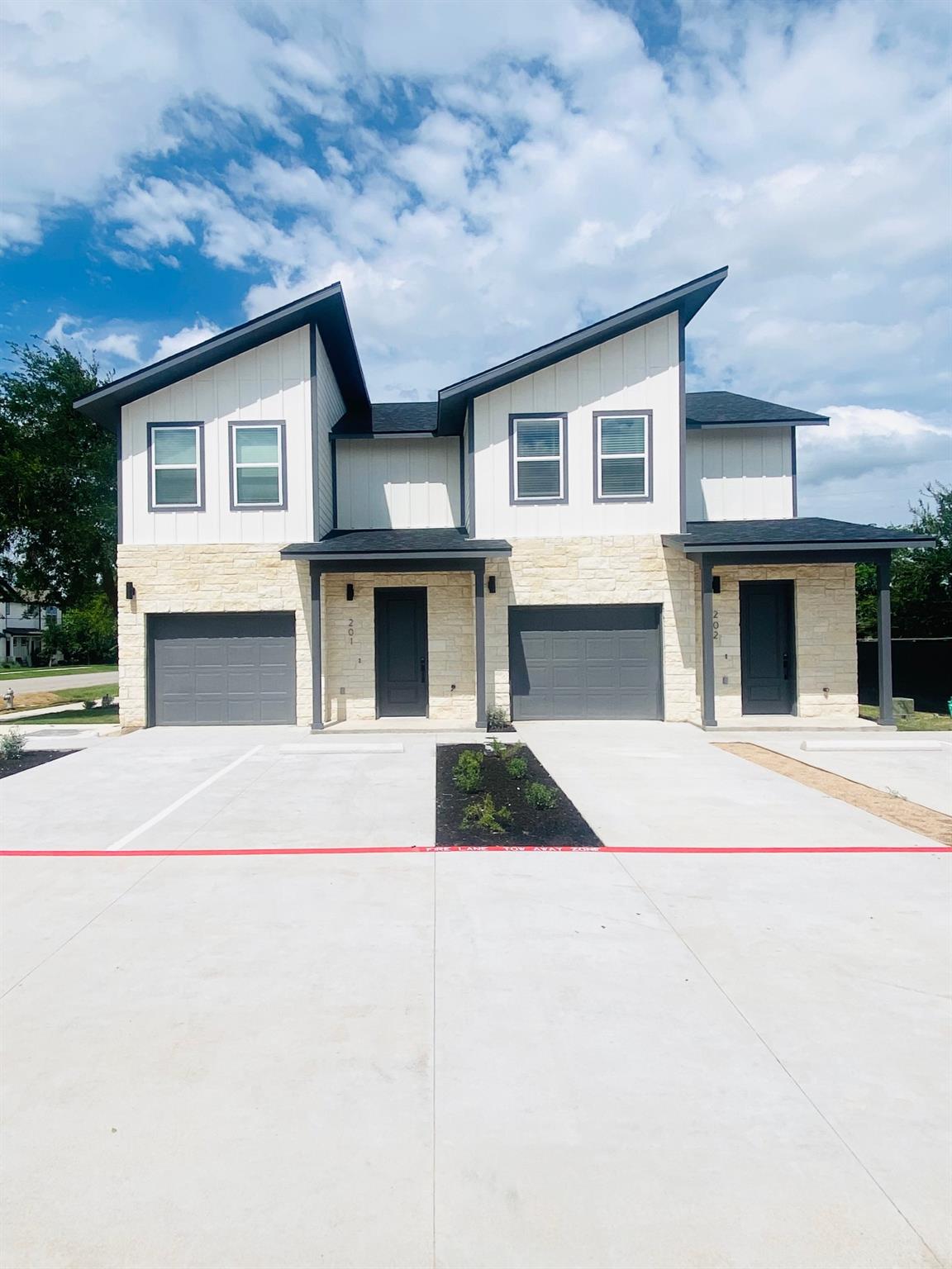 Listing photo 1 of 700  Horseshoe Dr  #101