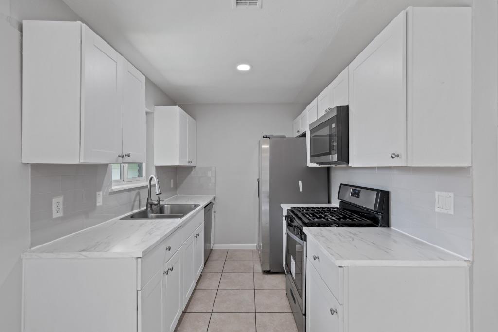 Listing photo 1 of 1407  Avebury Cir  #A