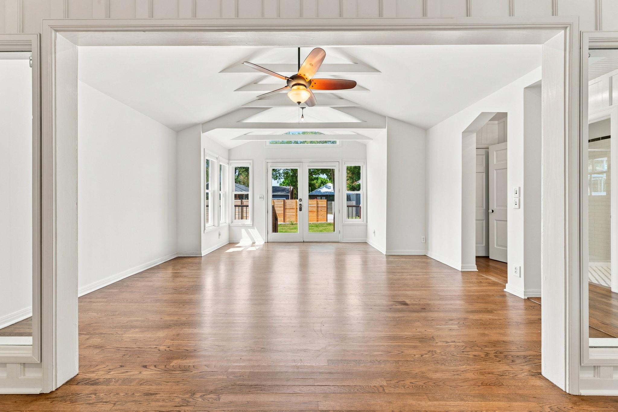 Listing photo 1 of 811 E 45th St