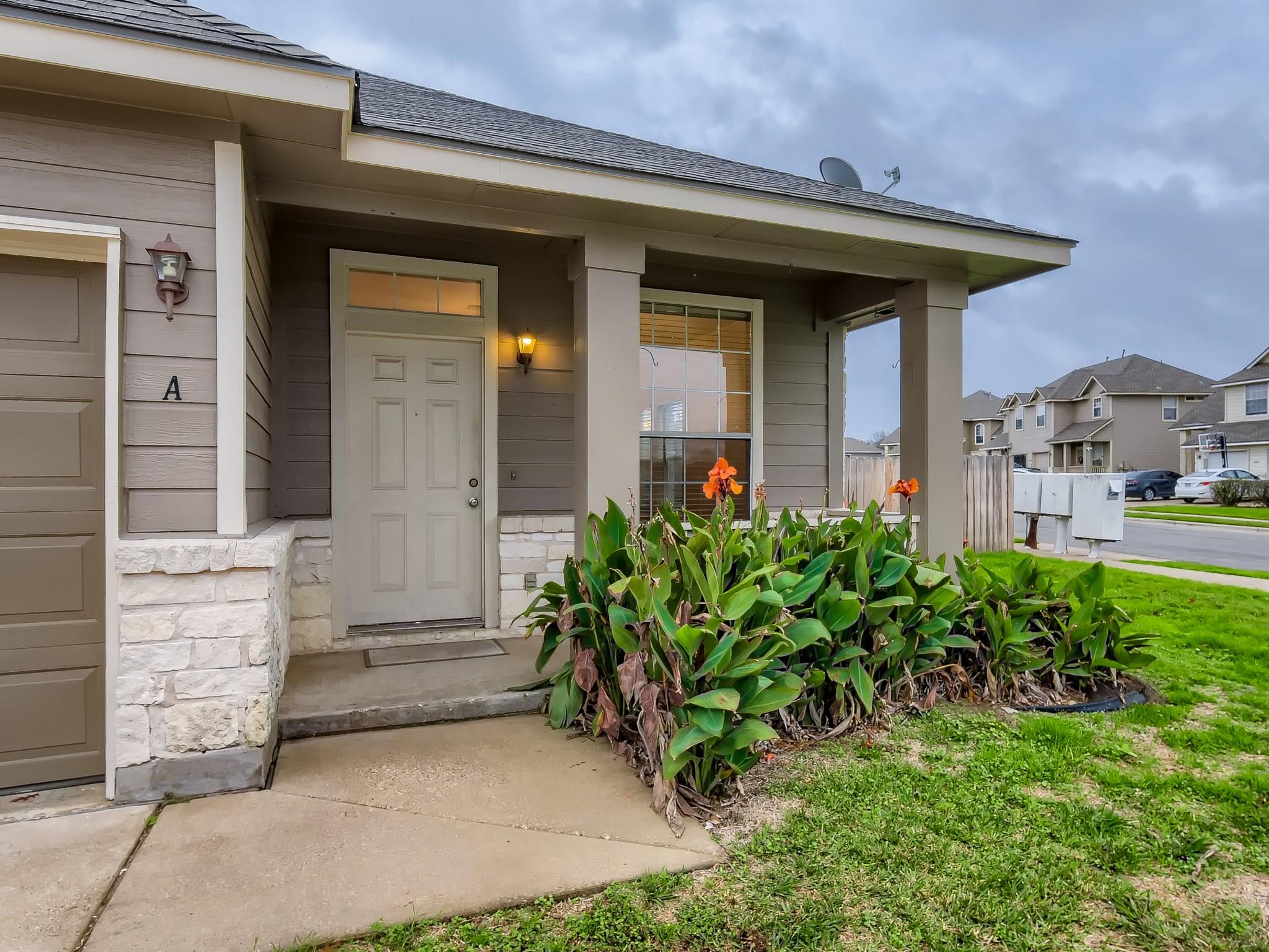 Listing photo 1 of 2858  Southampton Way  #A