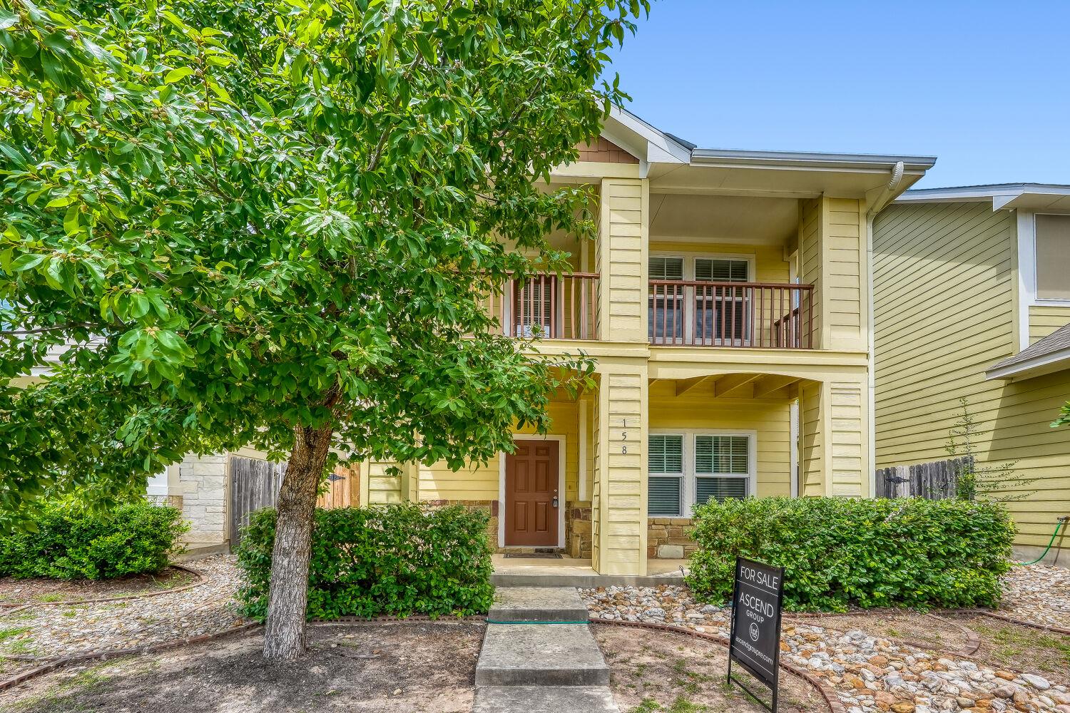 A welcoming facade with a charming upper balcony 