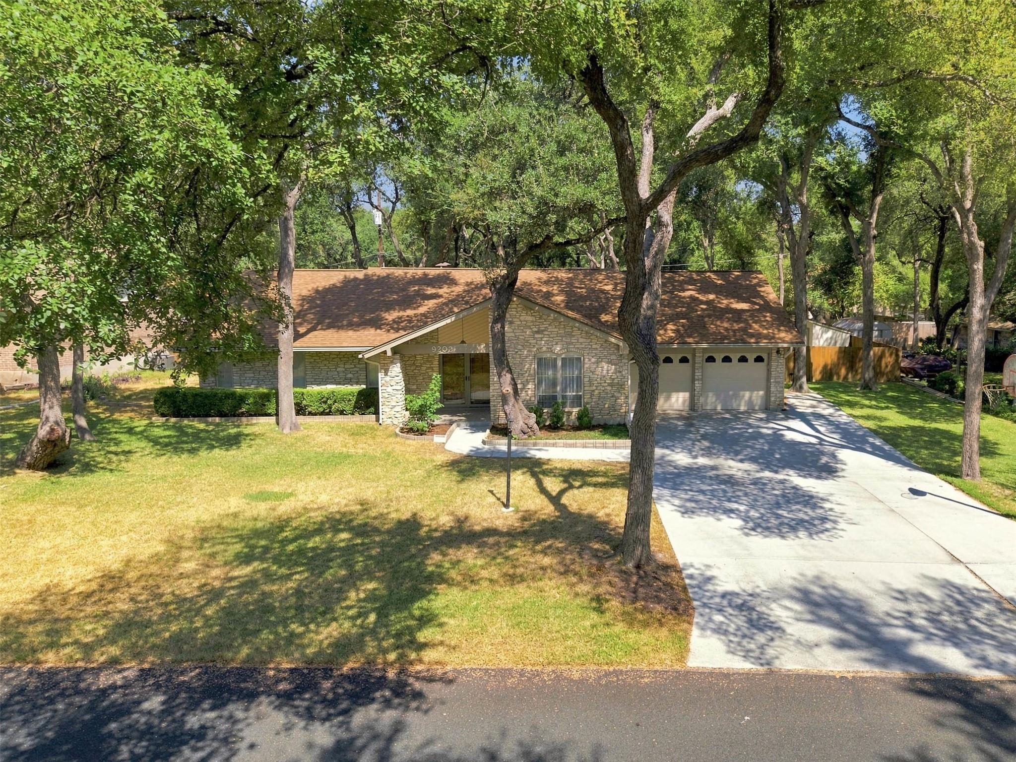 Listing photo 1 of 9202  Shady Oaks Dr