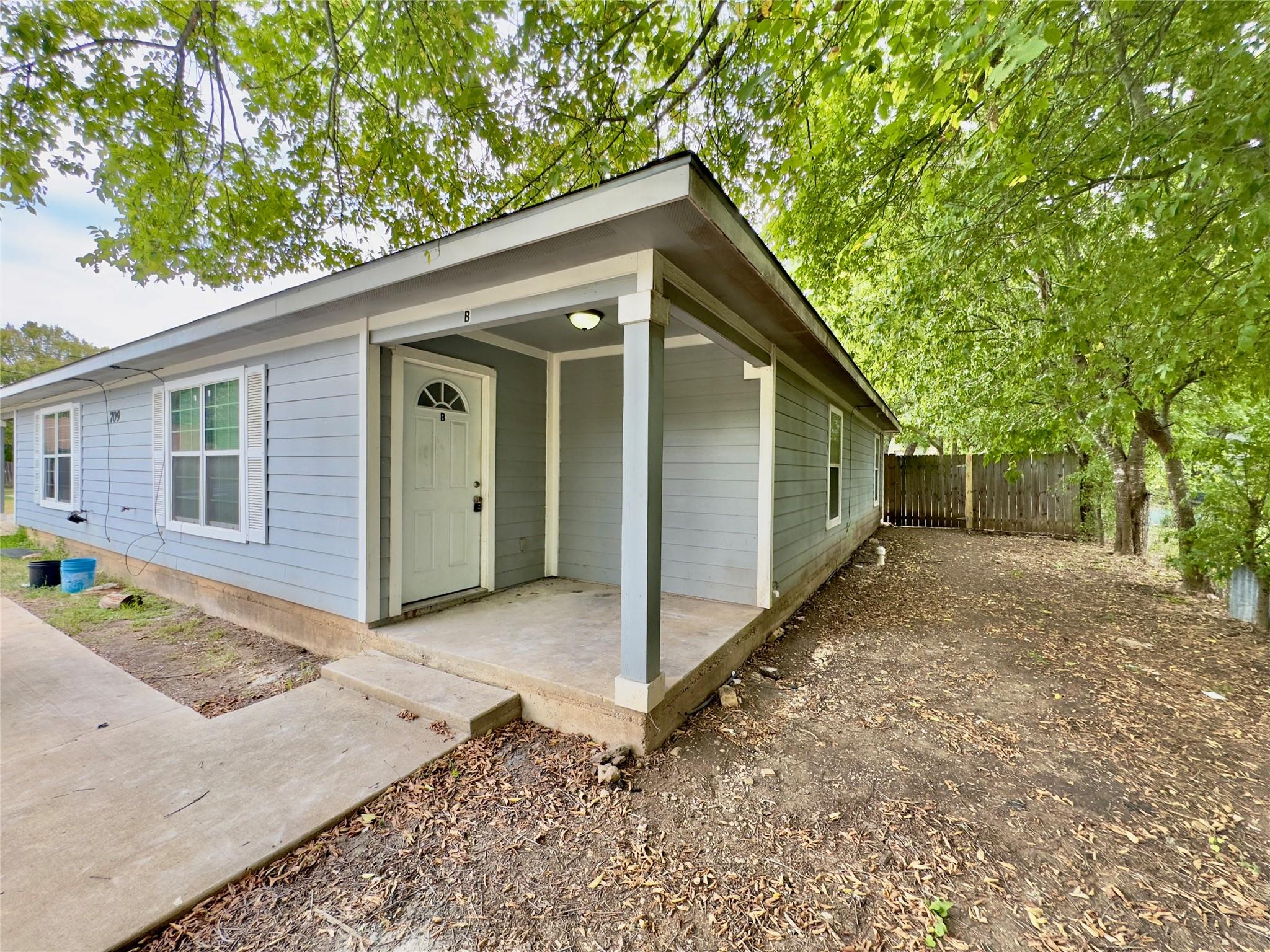 Listing photo 1 of 709  San Saba St  #A