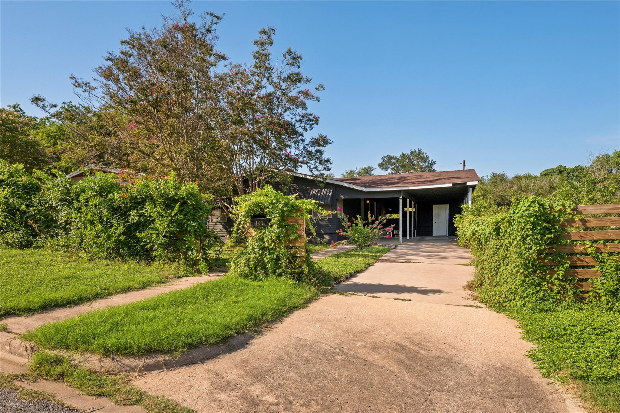 Listing photo 1 of 402  Philco Dr