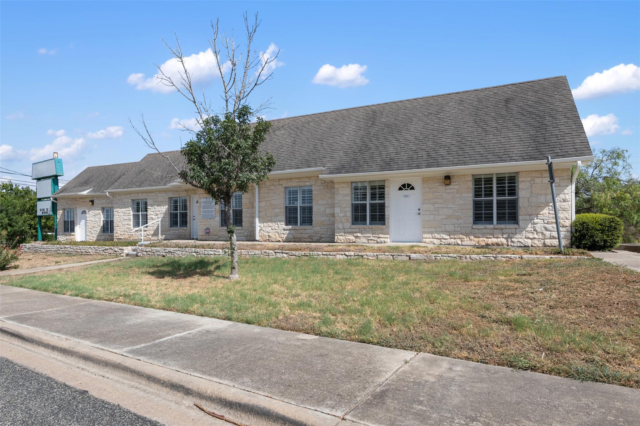 Listing photo 1 of 103  Thousand Oaks Blvd