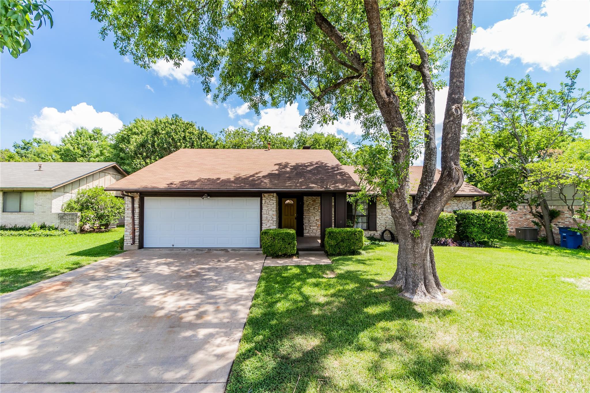 Listing photo 1 of 906  Red Cliff Dr