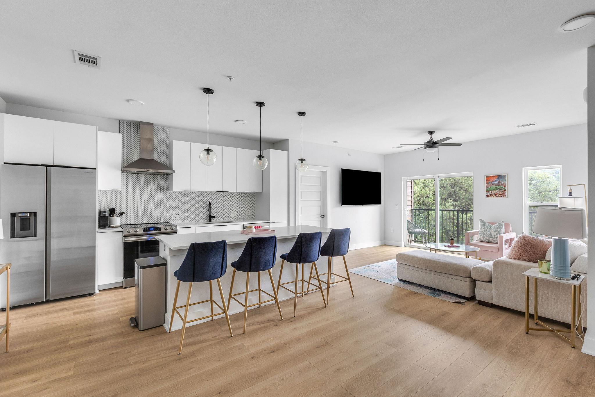 Listing photo 1 of 2500  Longview St  #202