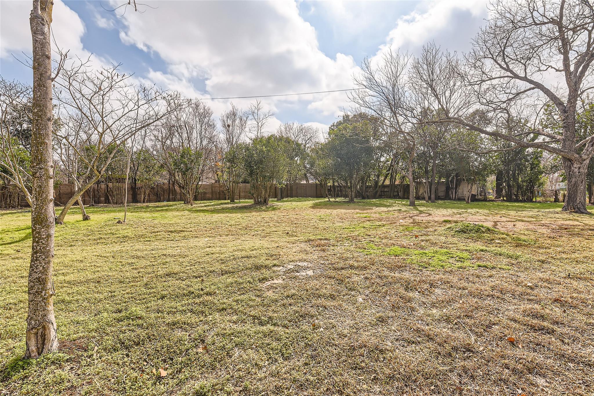 Listing photo 1 of 401  Oak Plz