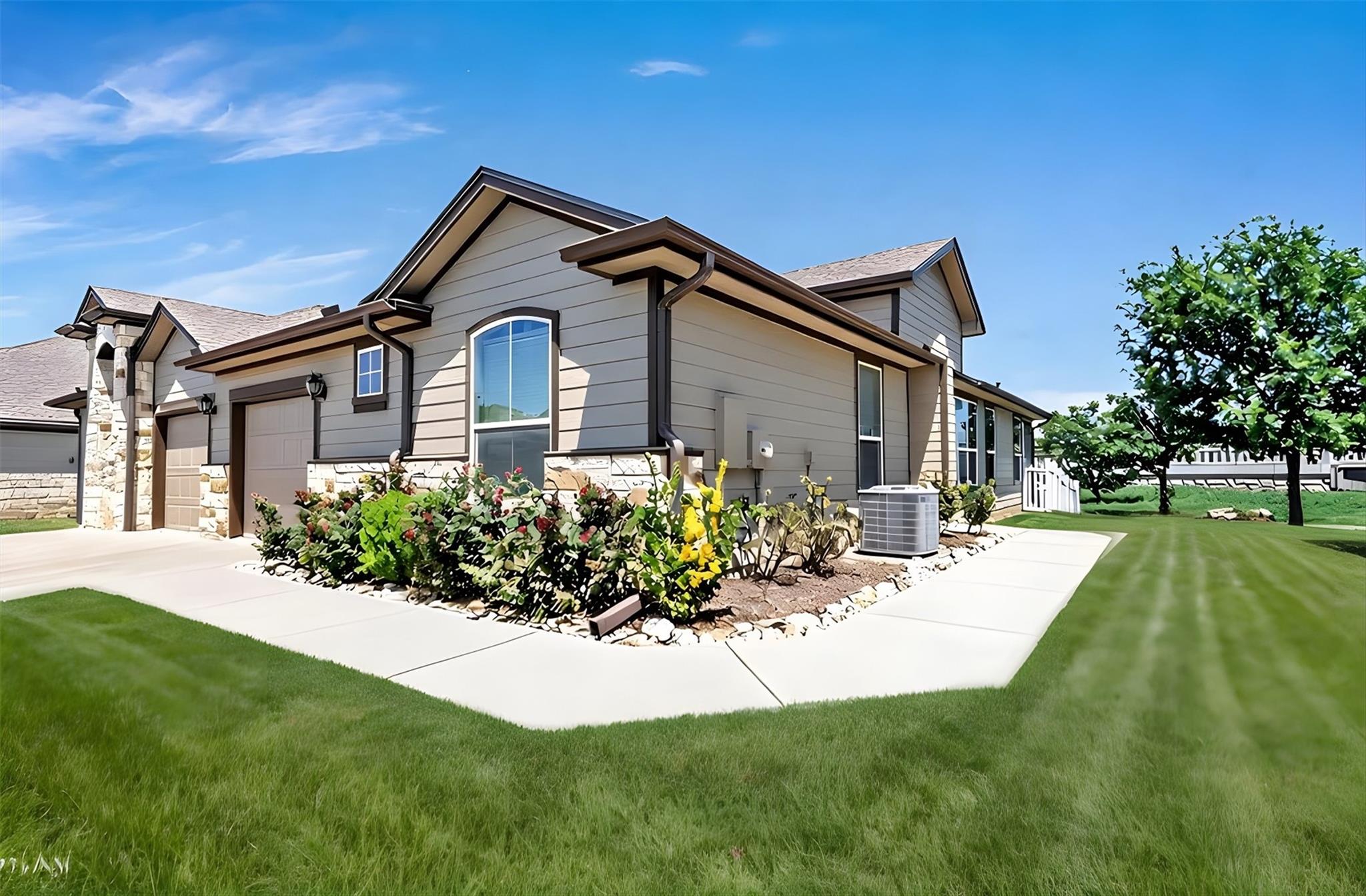 Listing photo 1 of 711  Rolling Oak Dr  #123