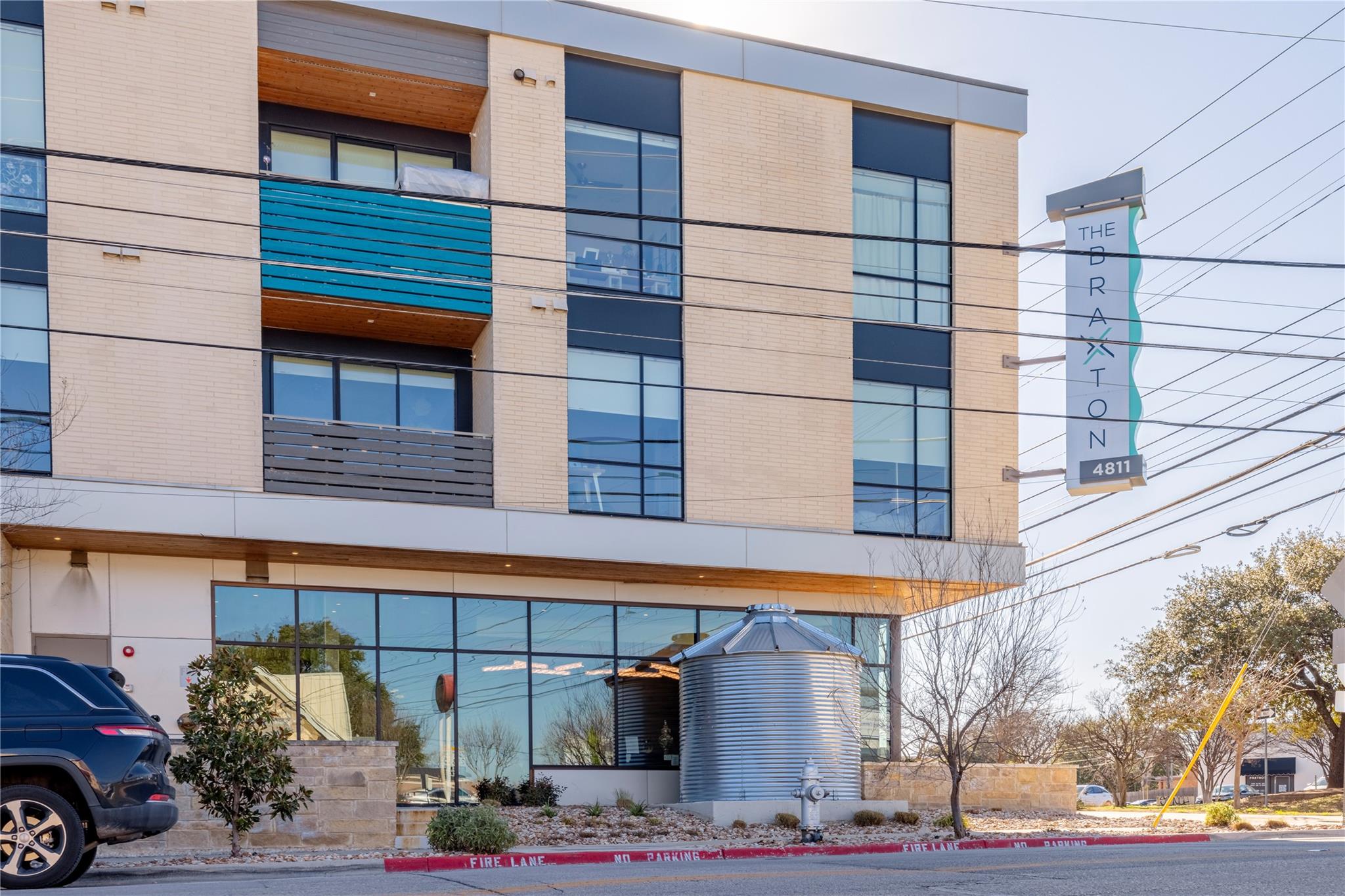 Listing photo 1 of 4811  Woodrow Ave  #310