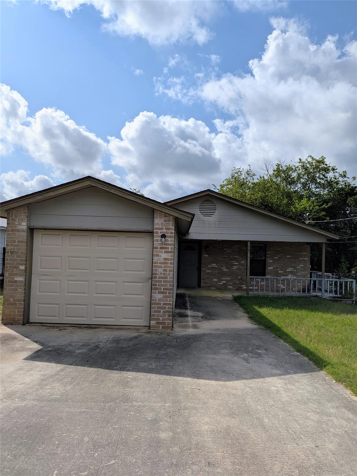 Listing photo 1 of 1507  Earle St