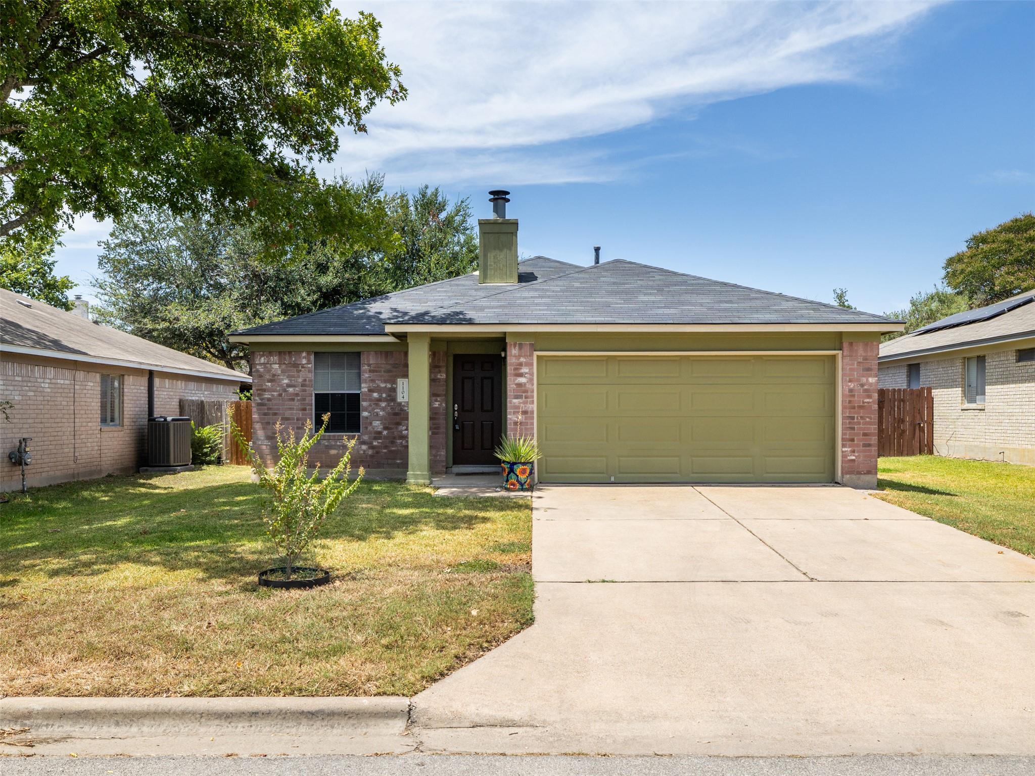 Listing photo 1 of 1104  Laurelleaf Dr