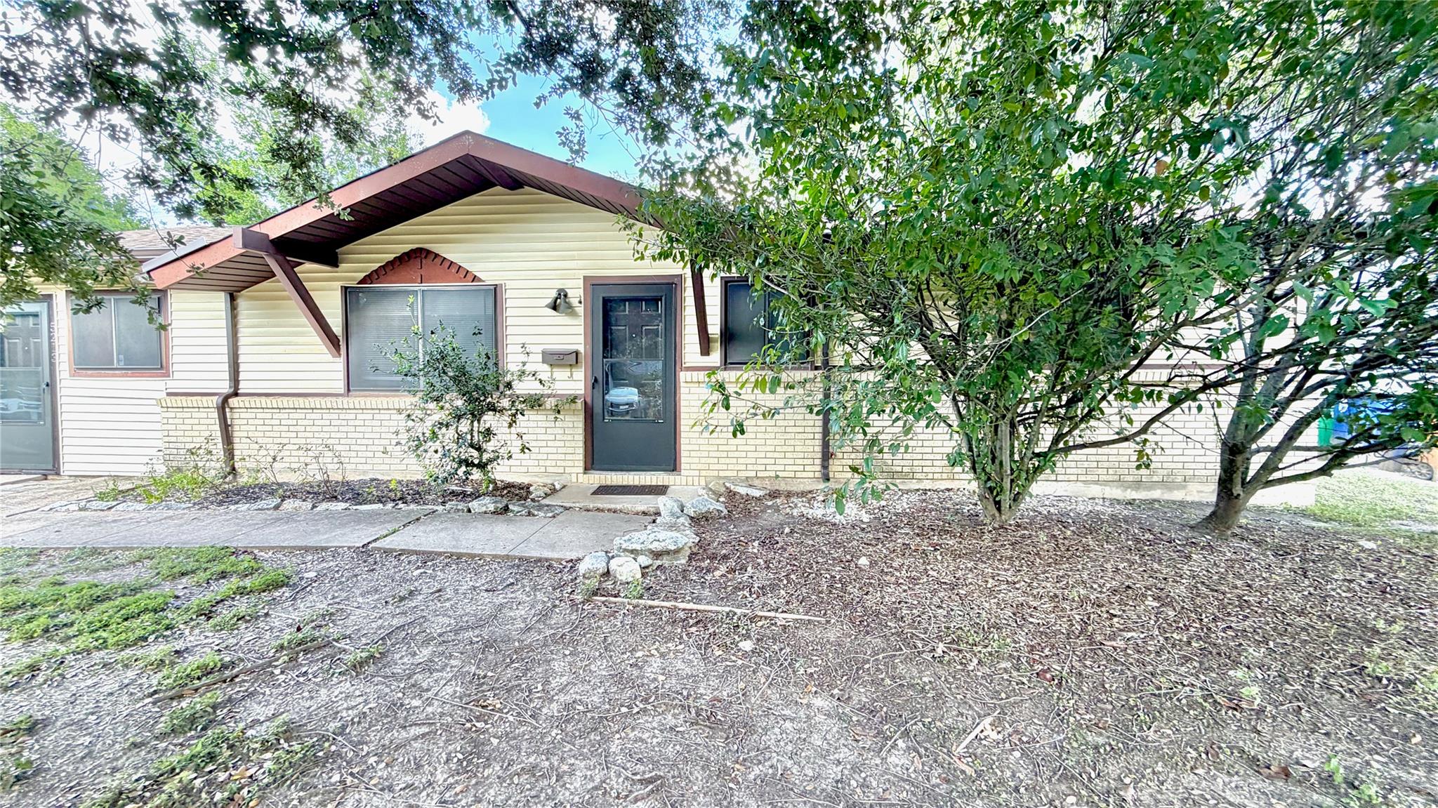 Listing photo 1 of 5213  Halmark Dr