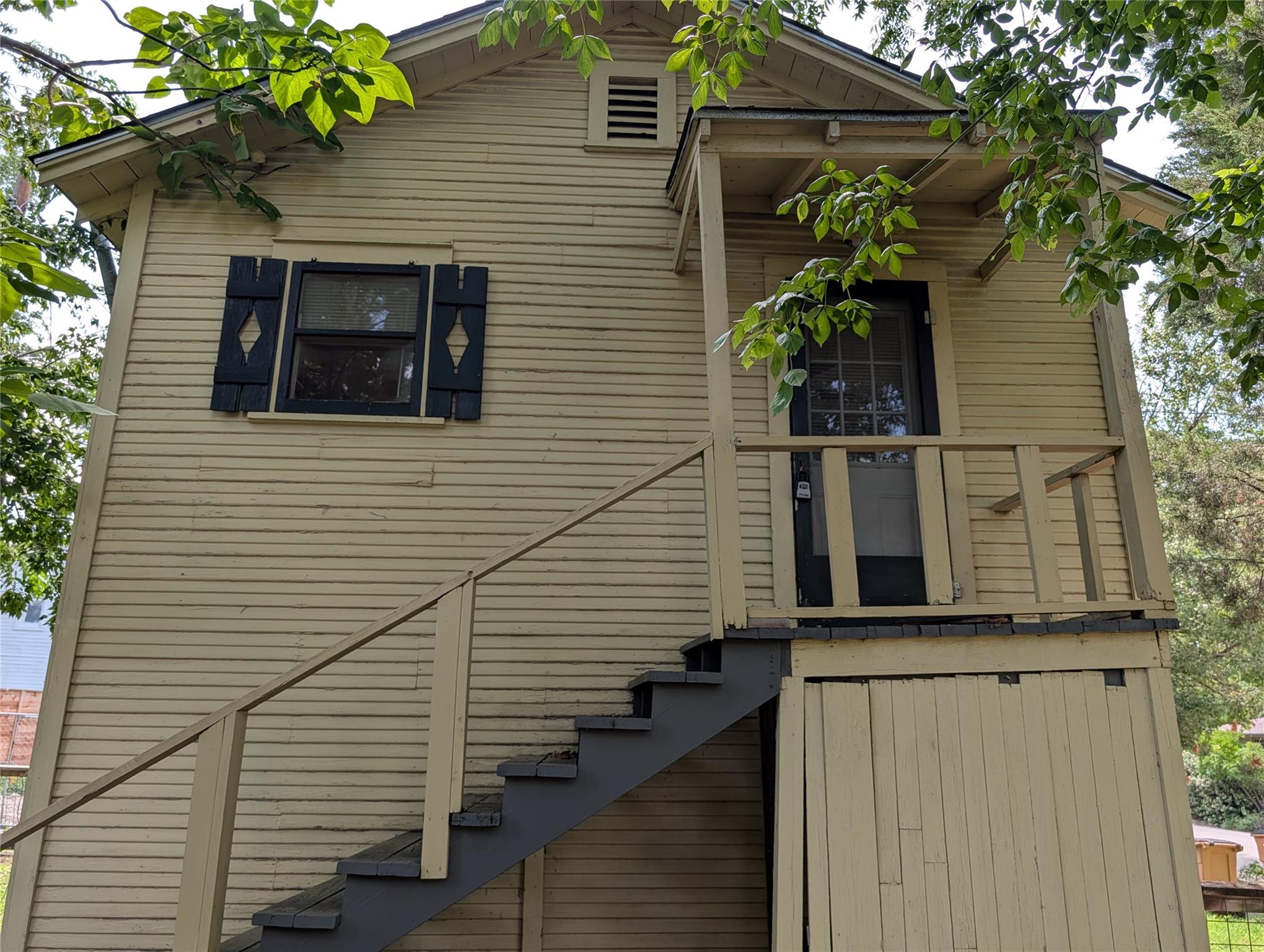 Listing photo 1 of 304 E 42nd St