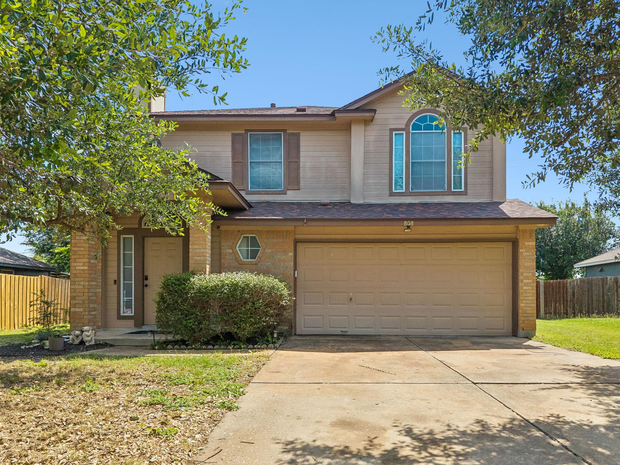 Listing photo 1 of 808  Red River Ln