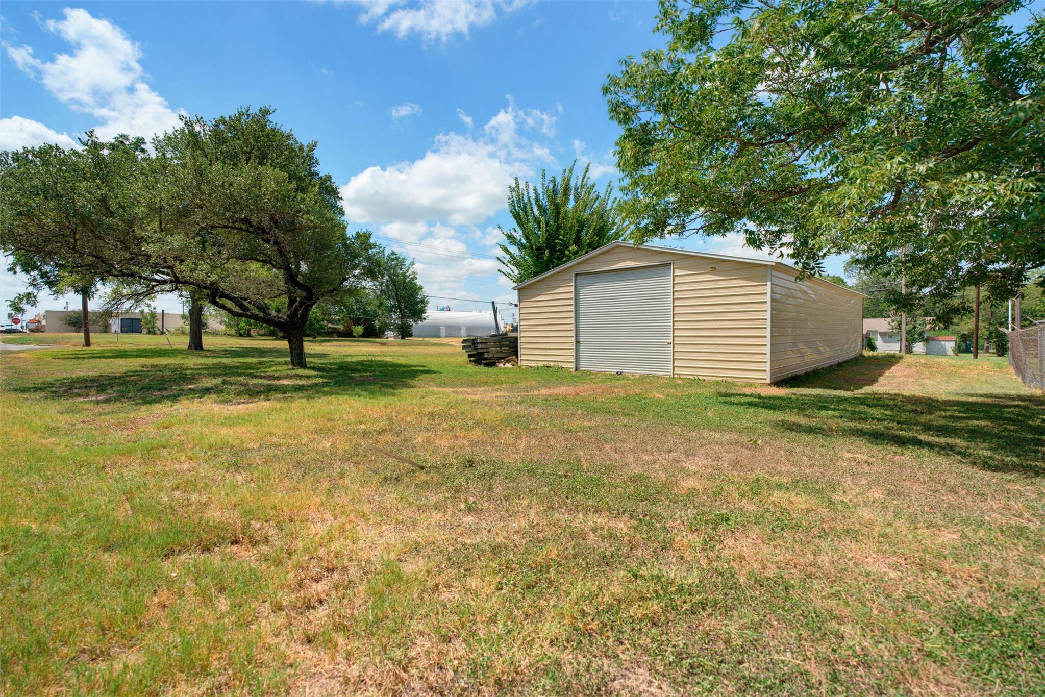Listing photo 1 of 127 E Davilla Ave