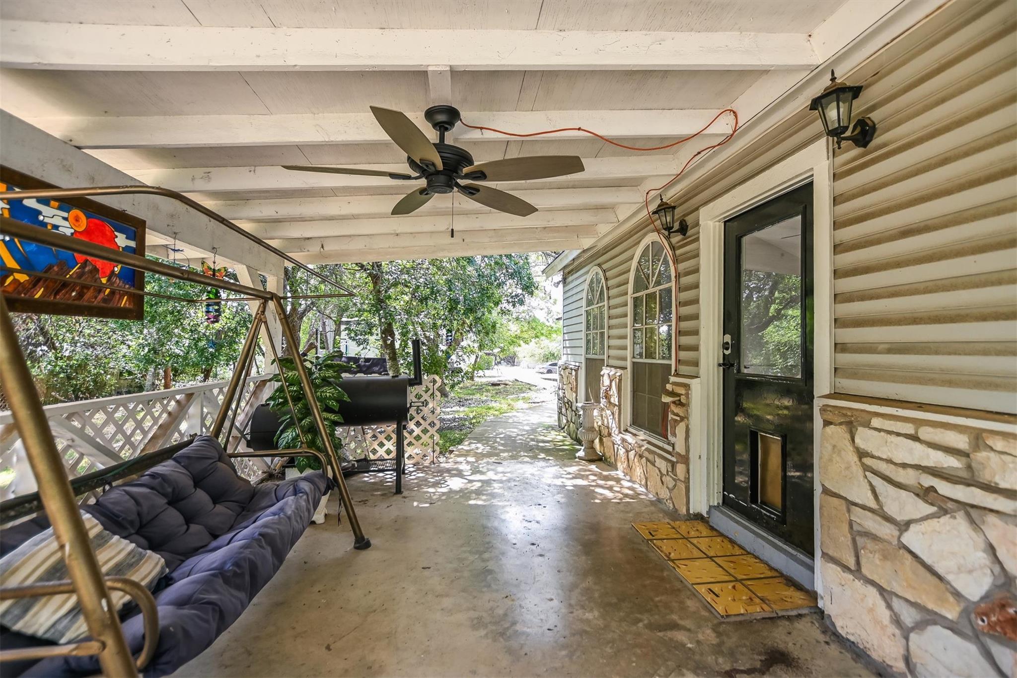 Listing photo 1 of 304  Lea Ln