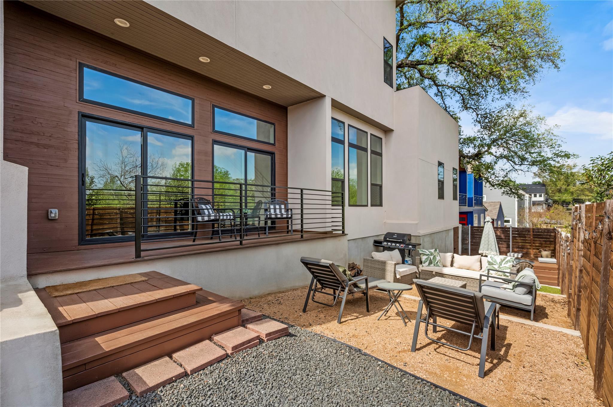 Listing photo 1 of 4400  Mount Vernon Dr  #B