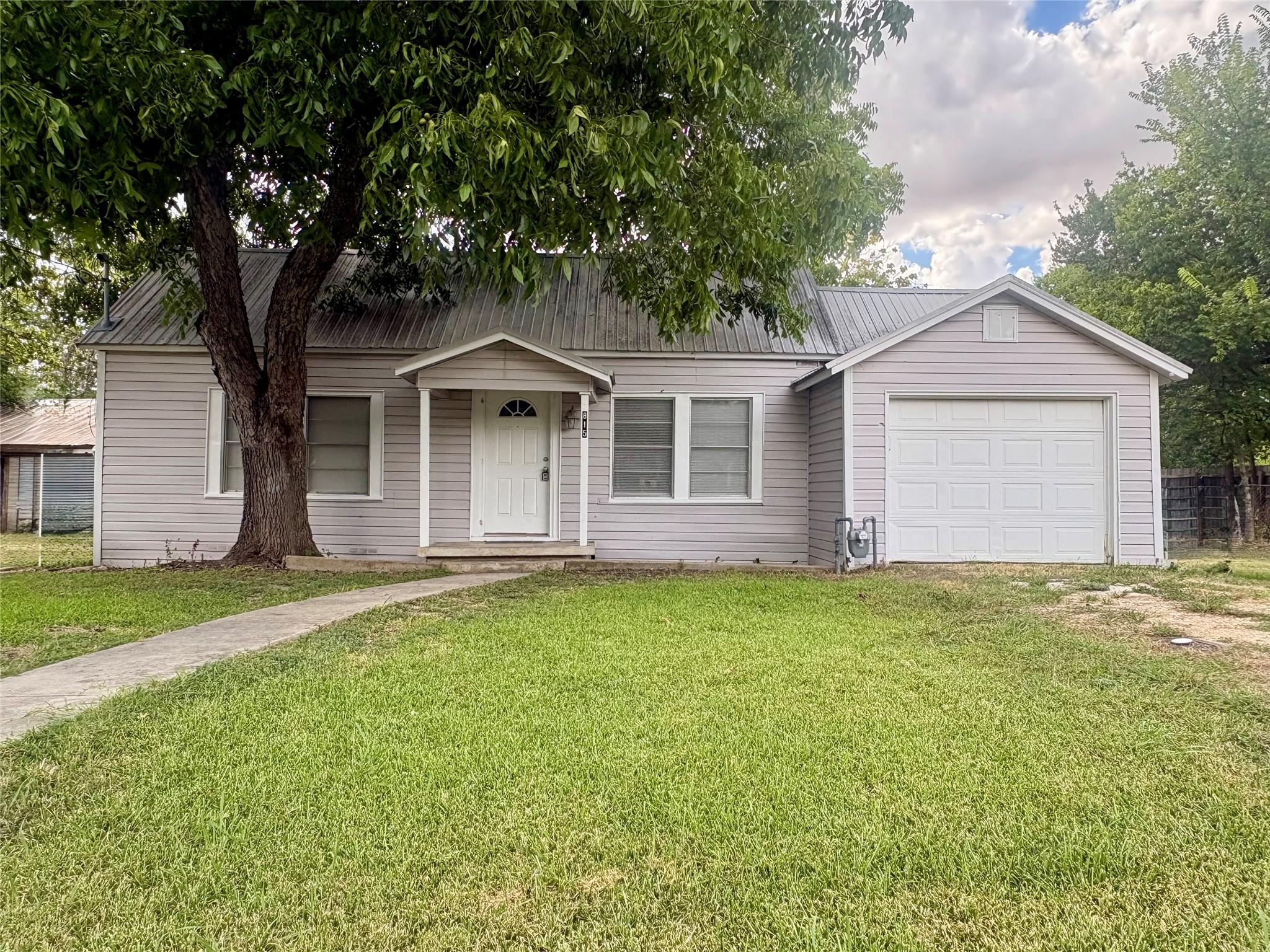 Listing photo 1 of 815  Lizzie St