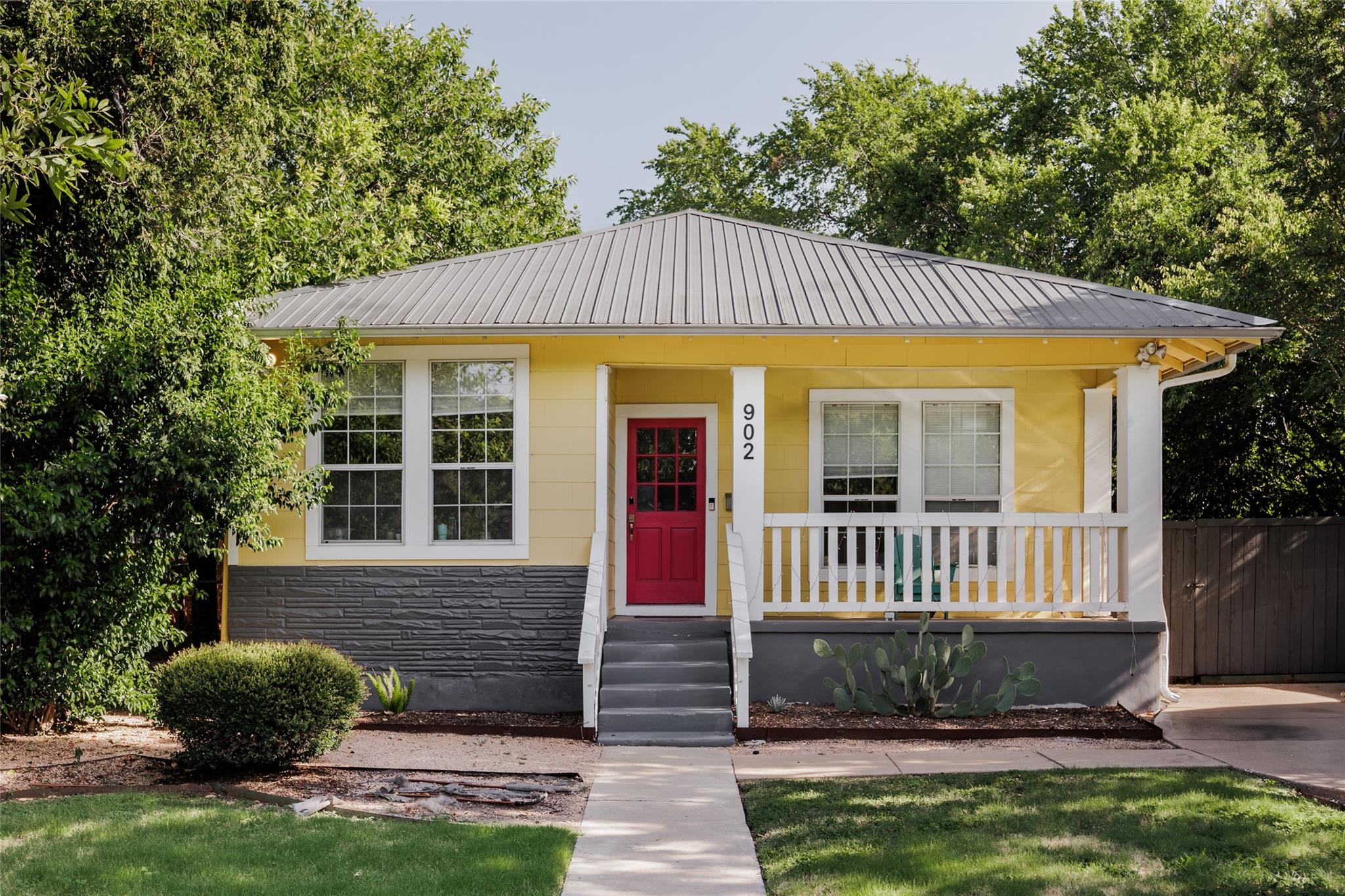 Listing photo 1 of 902 E 13th St  #A