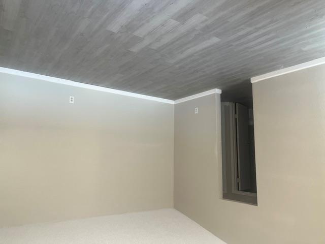 A well-maintained room with pristine crown moldin