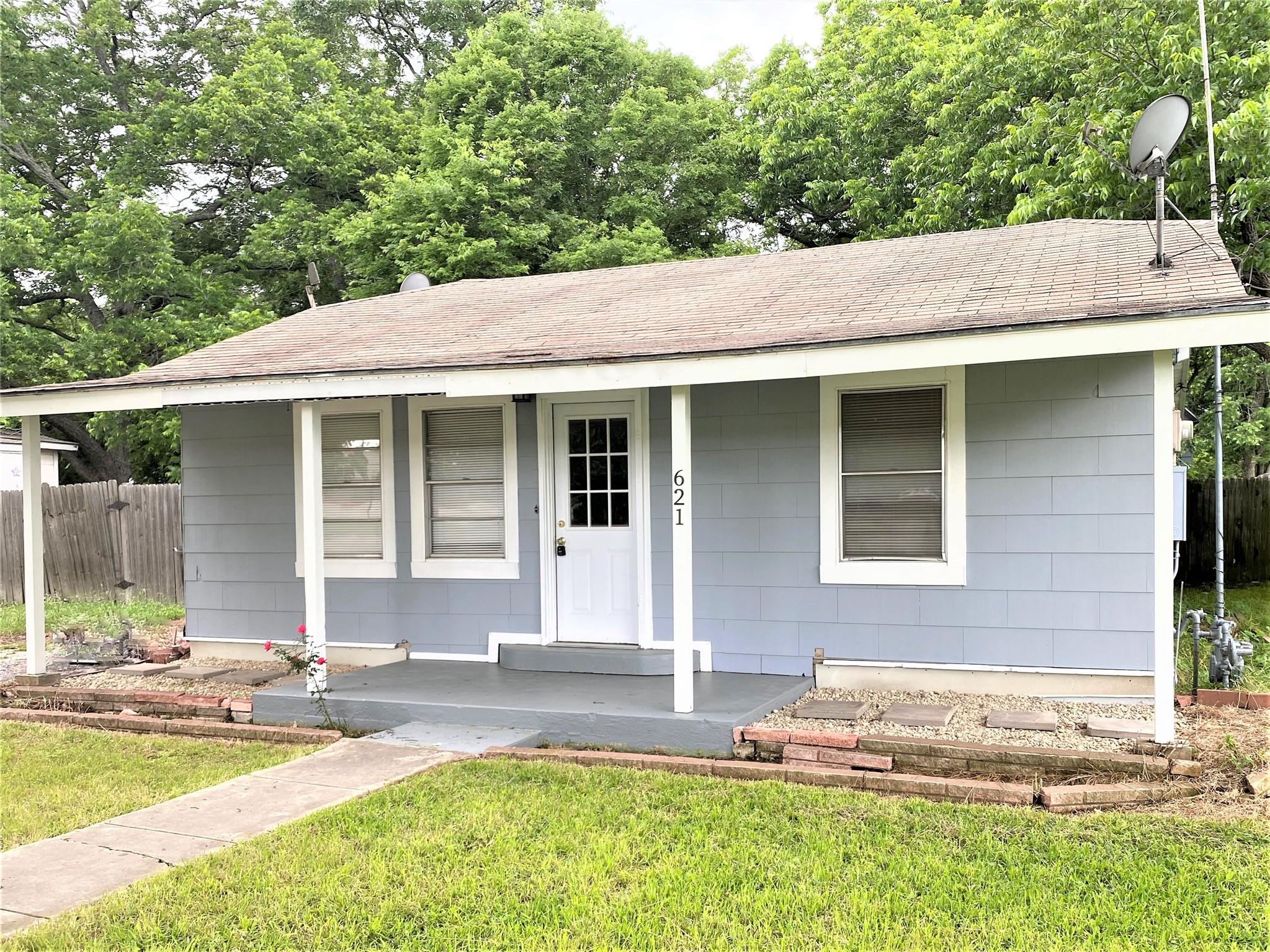 Listing photo 1 of 621 S Commerce St