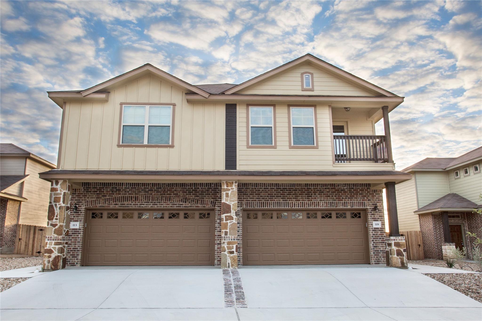 Listing photo 1 of 113  Lakeview Ct