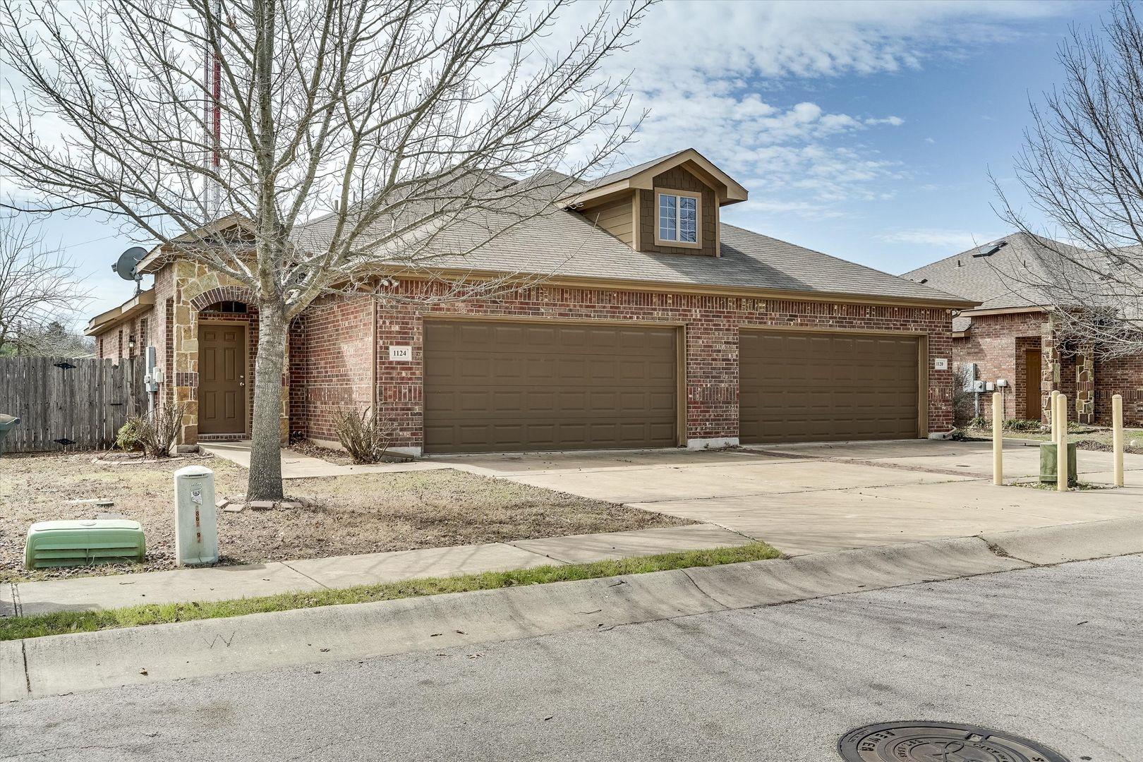 Listing photo 1 of 1124  Brendon Lee Ln