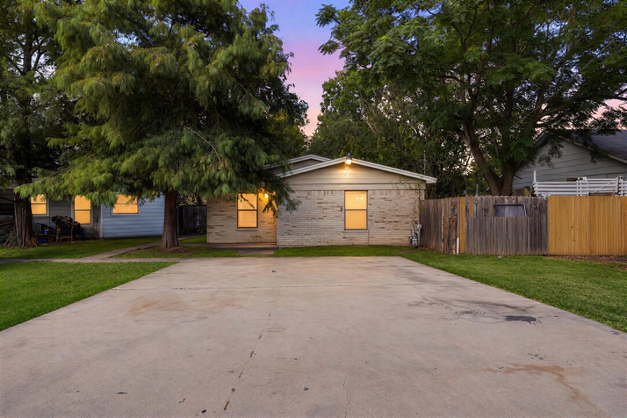 Listing photo 1 of 829  Ken St