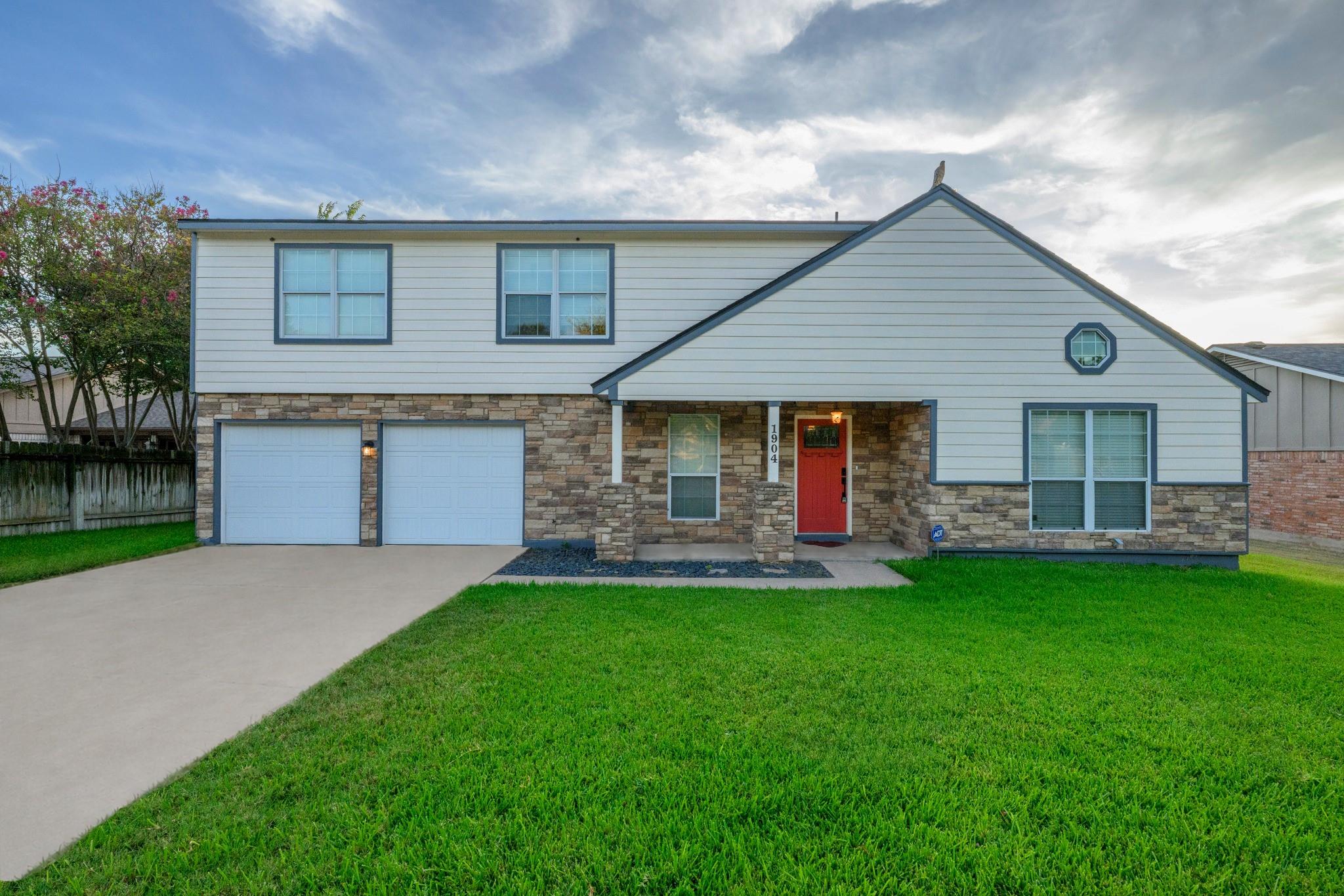 Listing photo 1 of 1904  Oakridge Dr