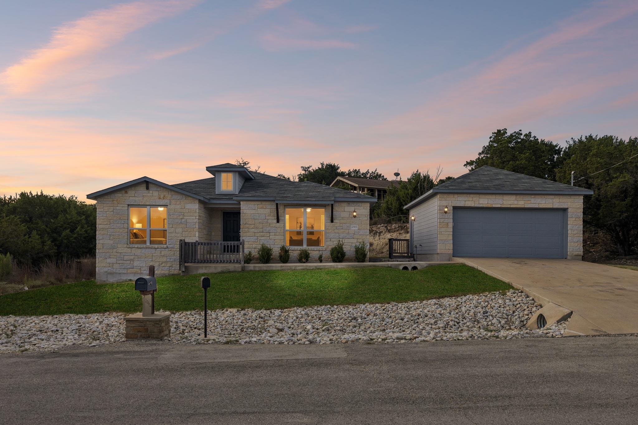 Listing photo 1 of 20915  Oak Dale Dr