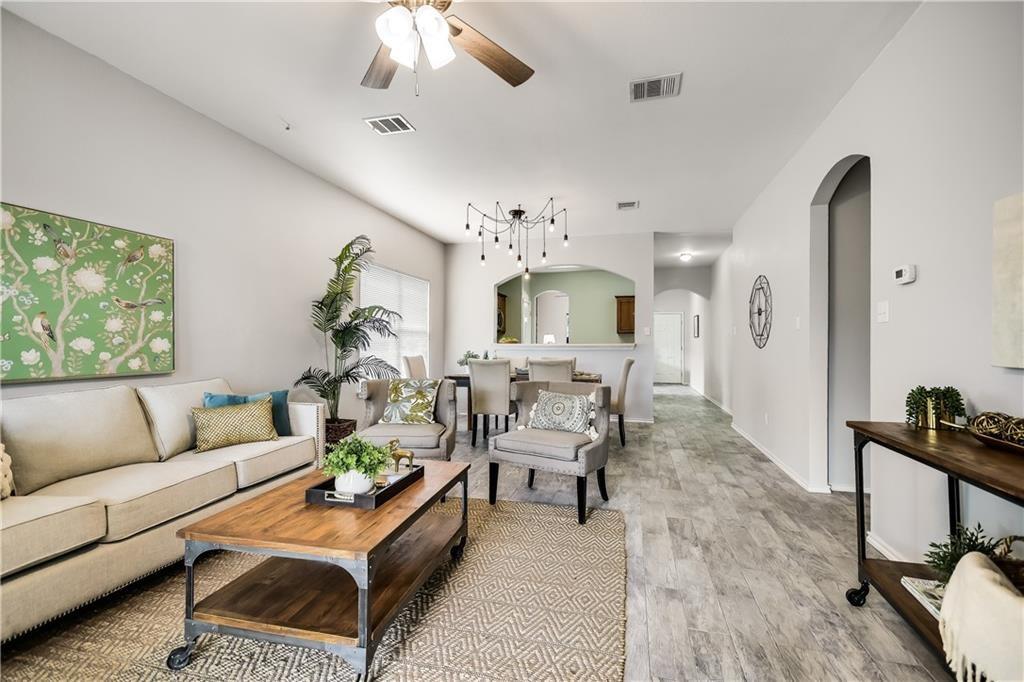 242  Amber Oak Dr 매물 사진 1