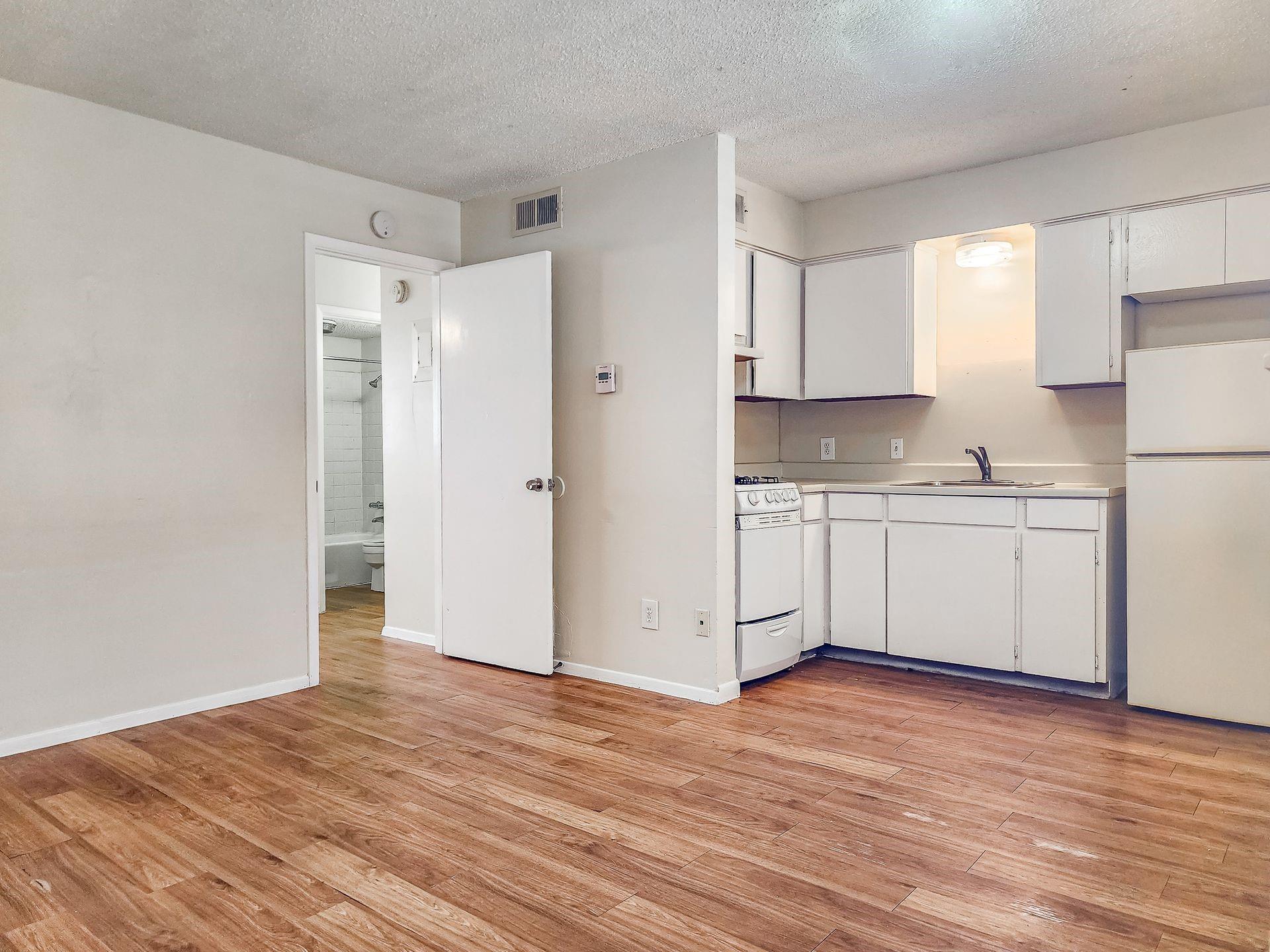 Listing photo 1 of 924 E Dean Keeton St  #228