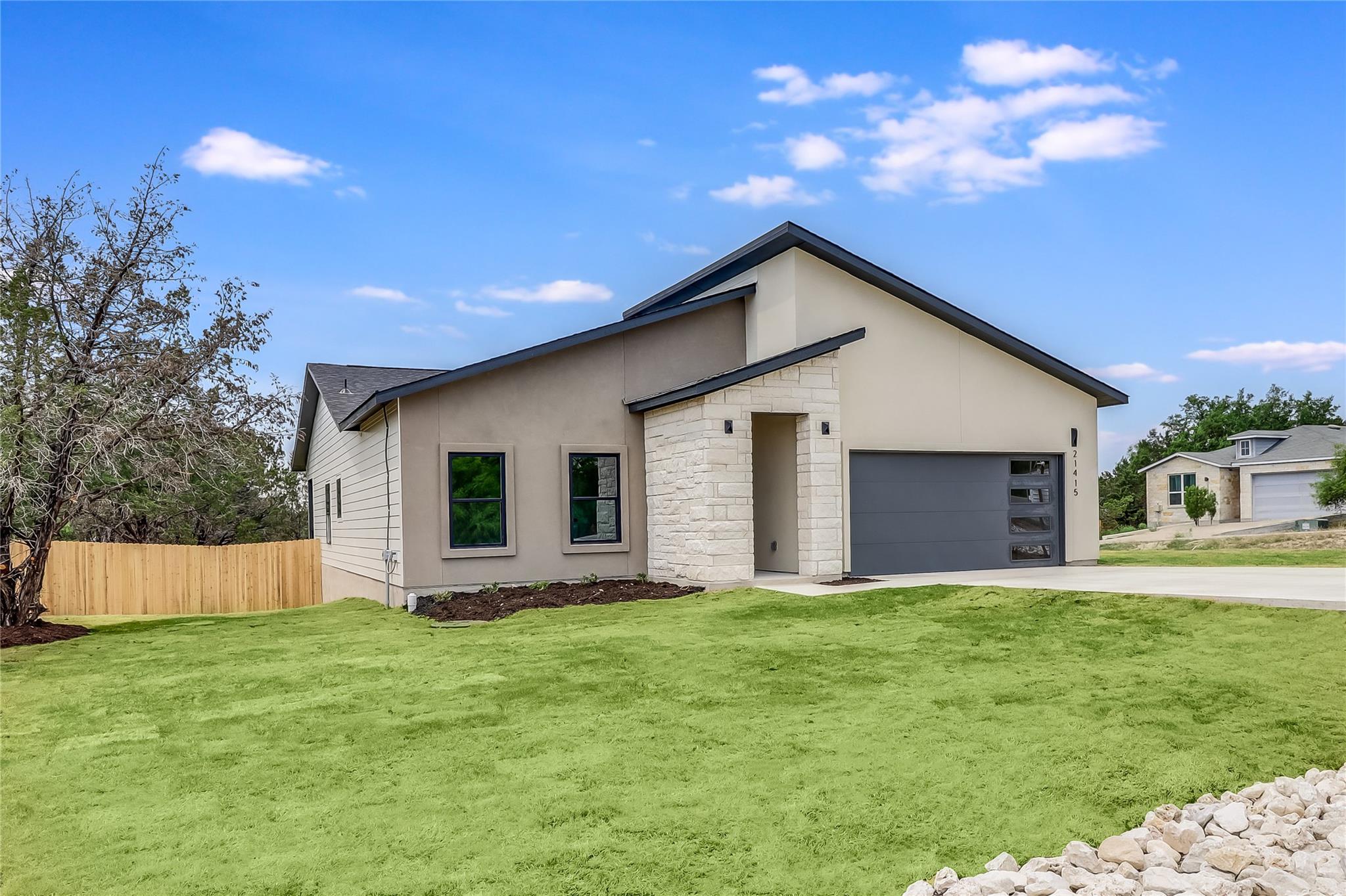 Ảnh nhà đang rao bán 1 của 21415  Highland Lake Dr