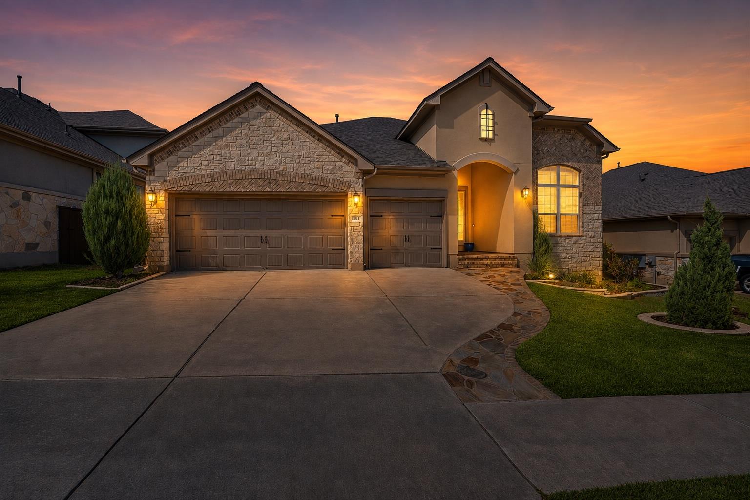 Listing photo 1 of 2712  Mazaro Way