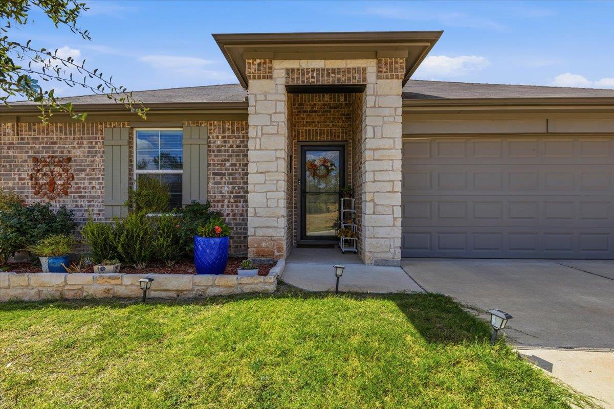 Listing photo 1 of 6004  Brocade Dr