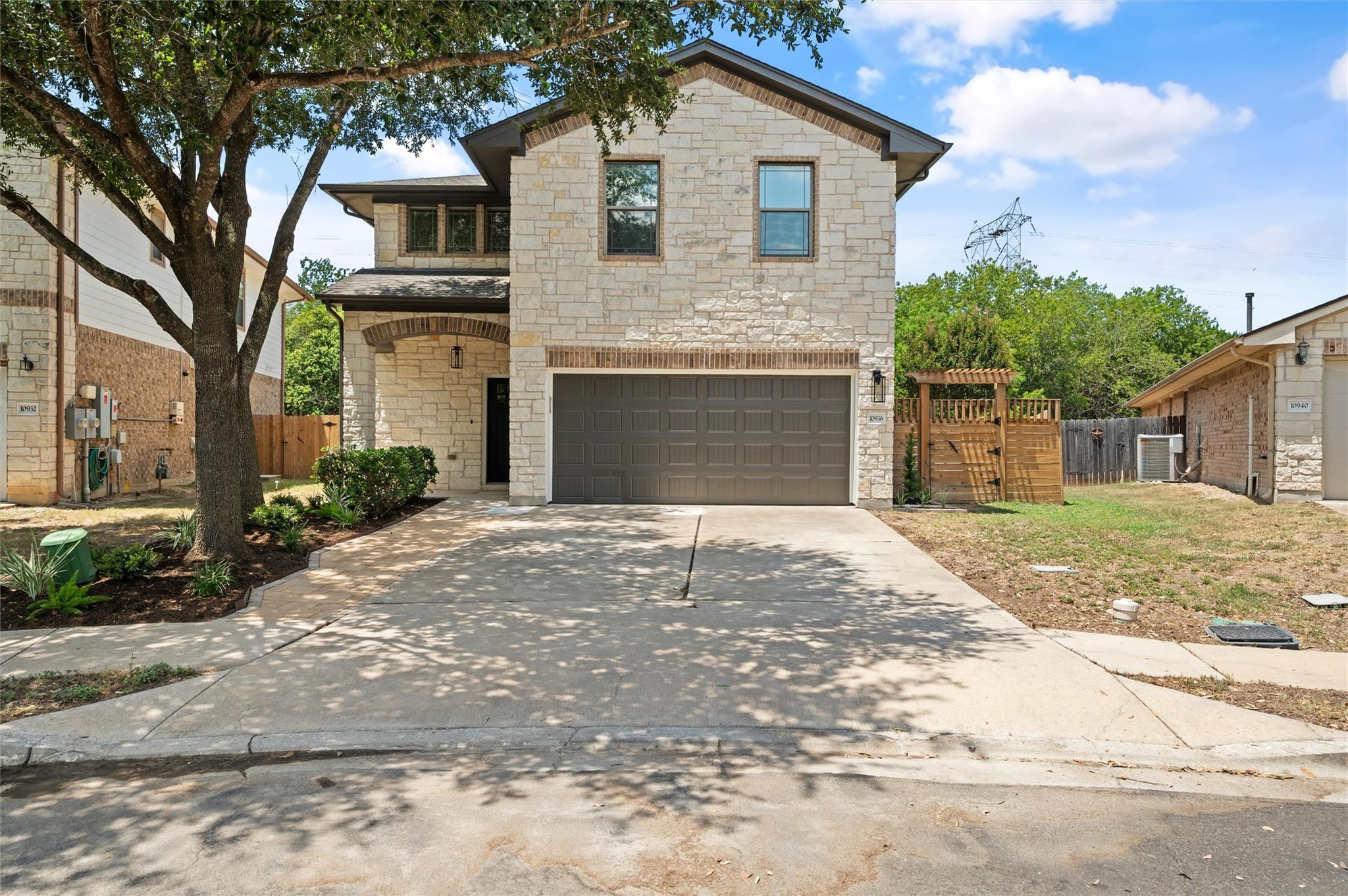 Listing photo 1 of 10936  Short Springs Dr
