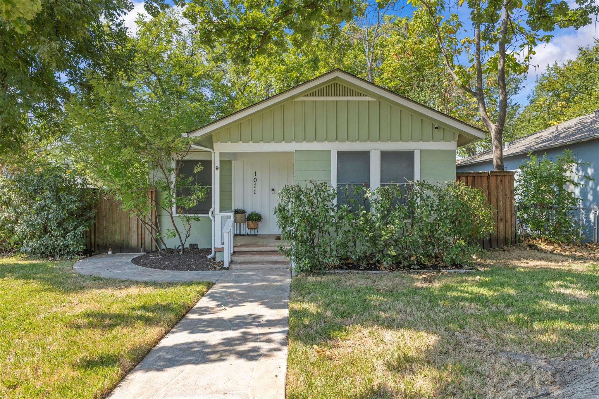 Listing photo 1 of 1011 E 45th St