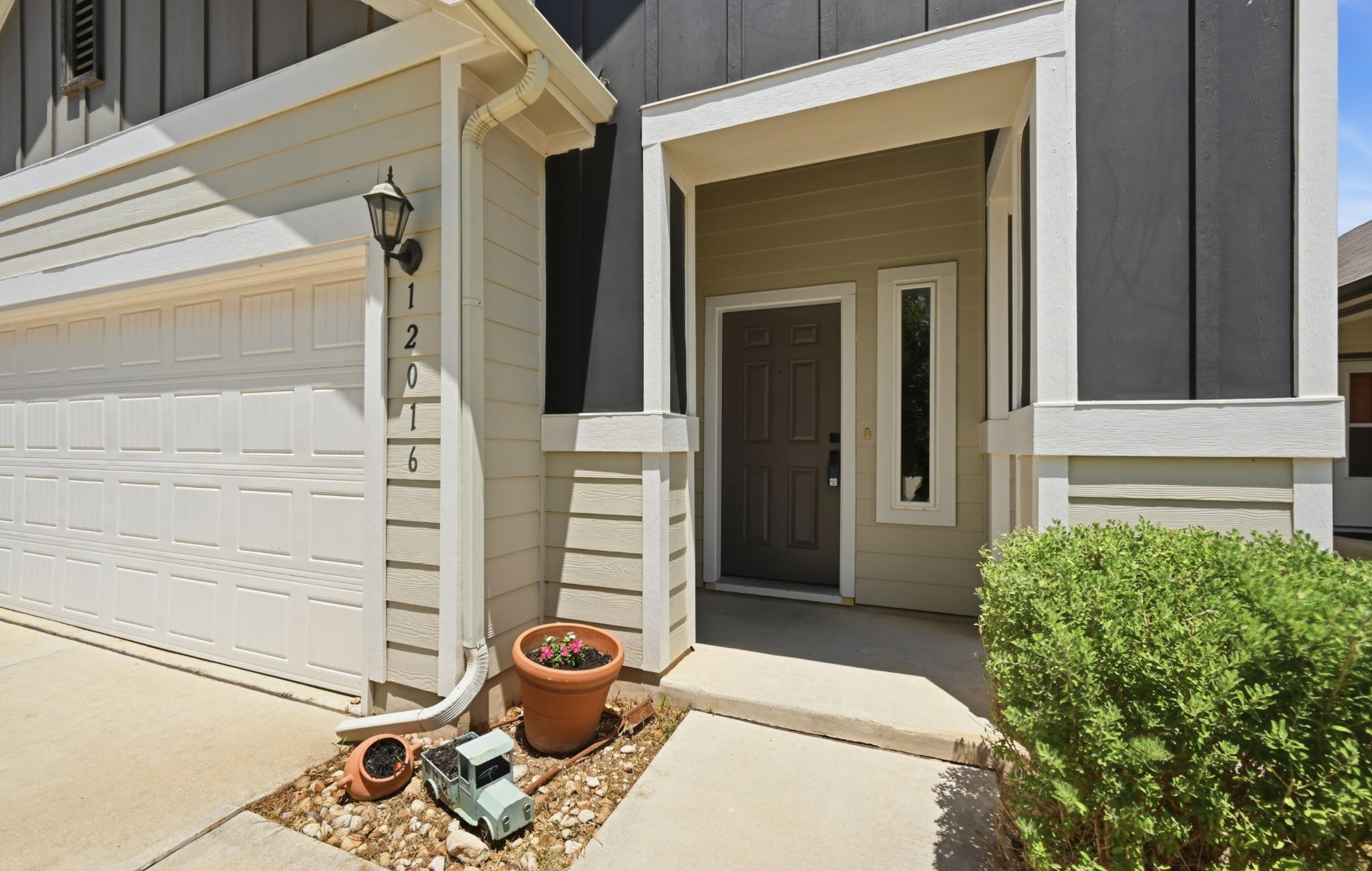 Listing photo 1 of 12016  Cimaizon Dr