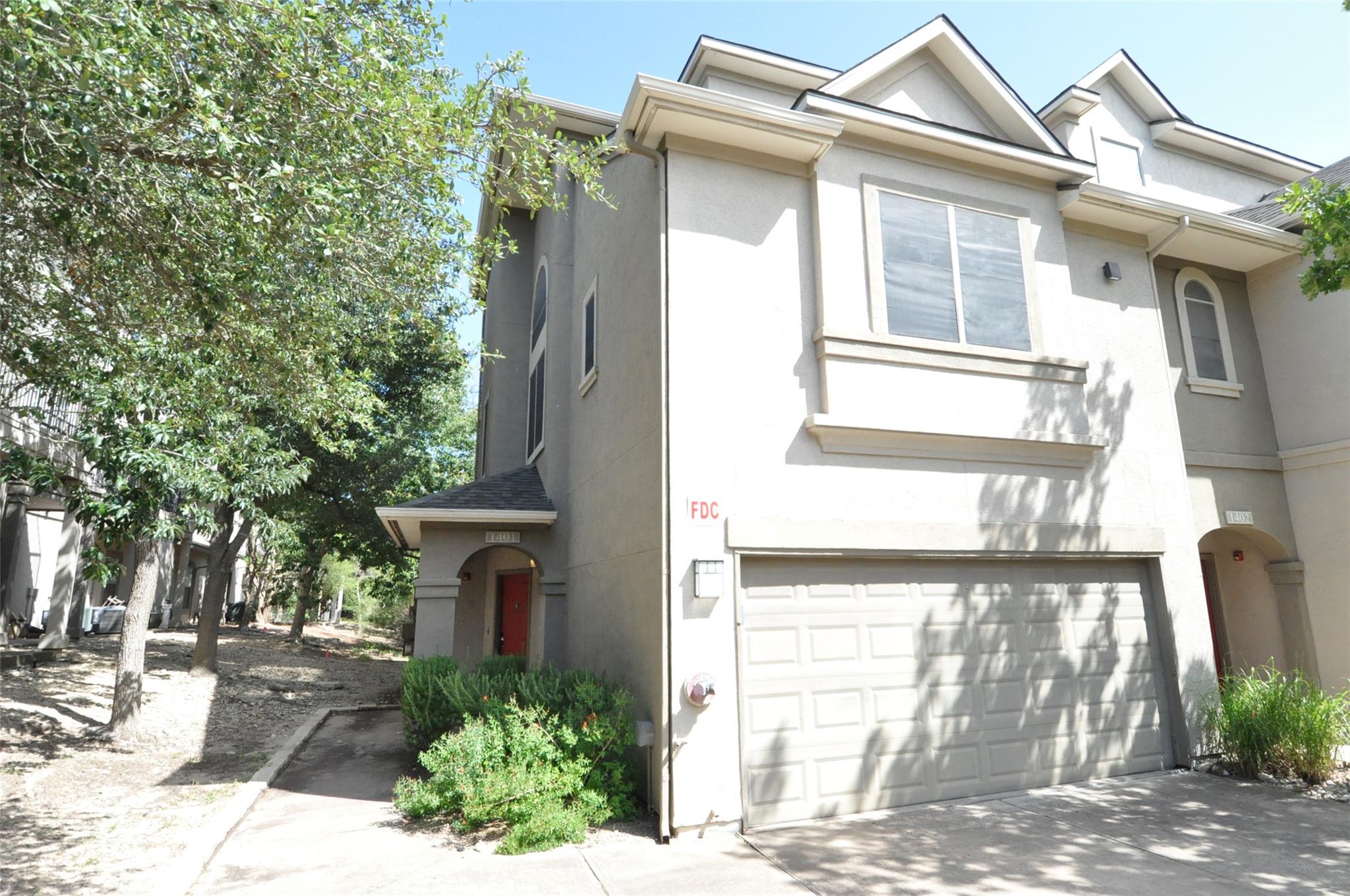 Multi-level townhouse architecture features a con