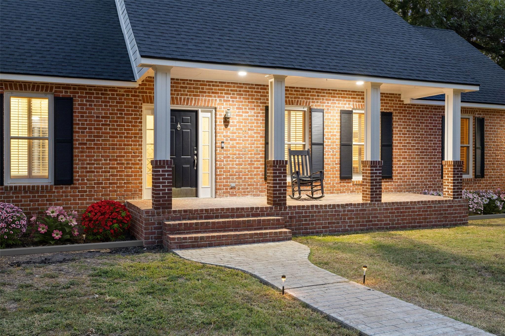 Listing photo 1 of 1105  Victoria St