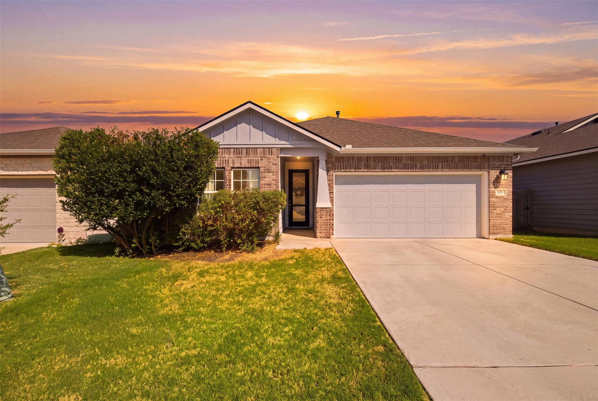 Listing photo 1 of 208  Winding Hollow Ln