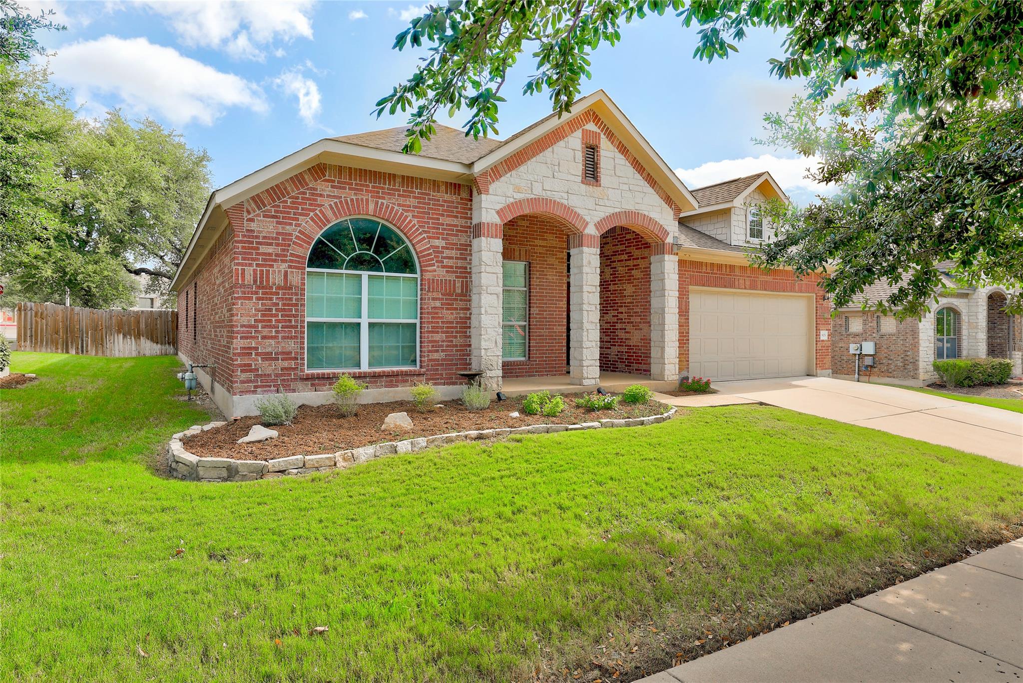 Listing photo 1 of 903  Madrone Dr