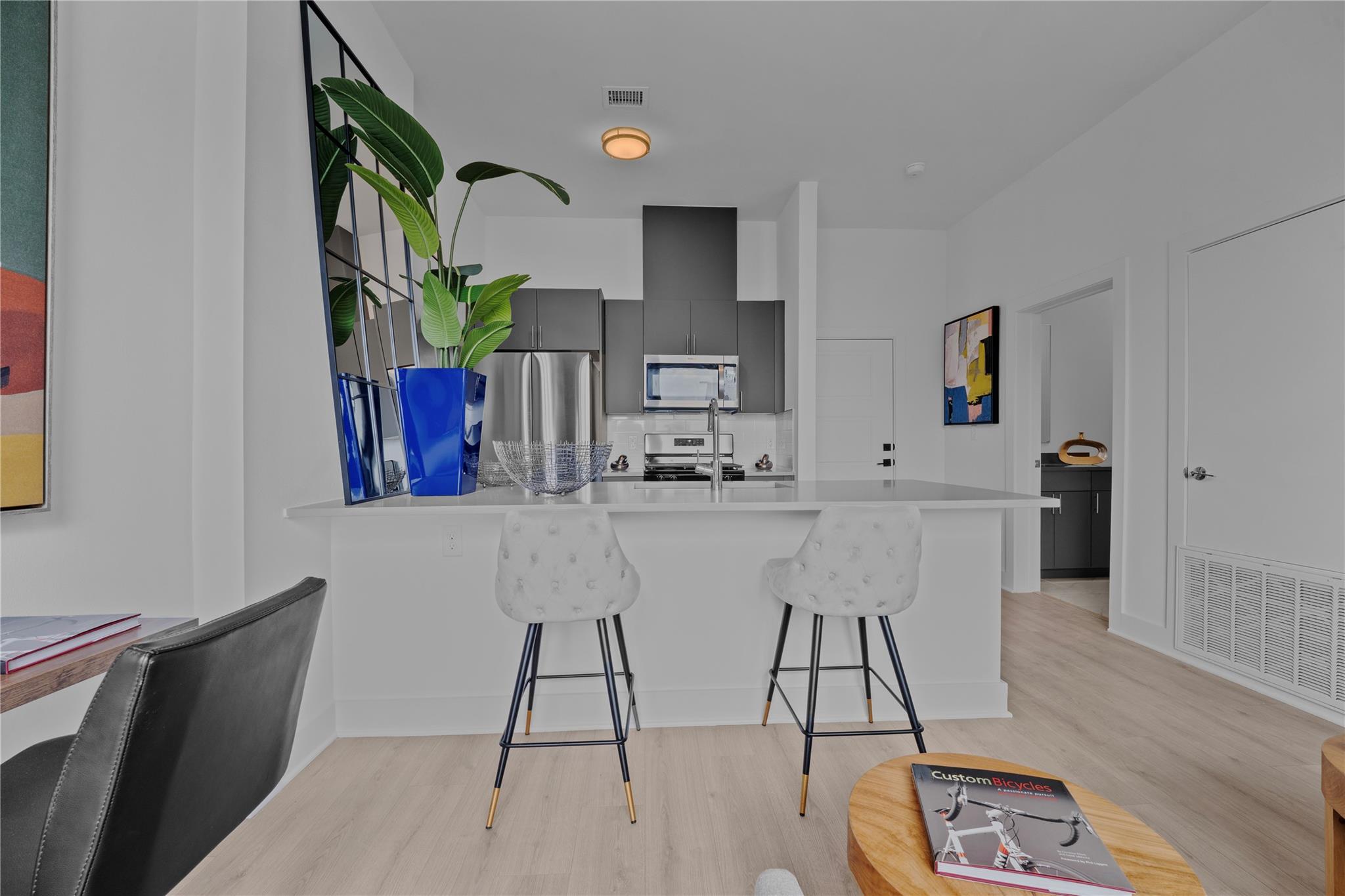 3900  Berkman Dr  #217 매물 사진 1