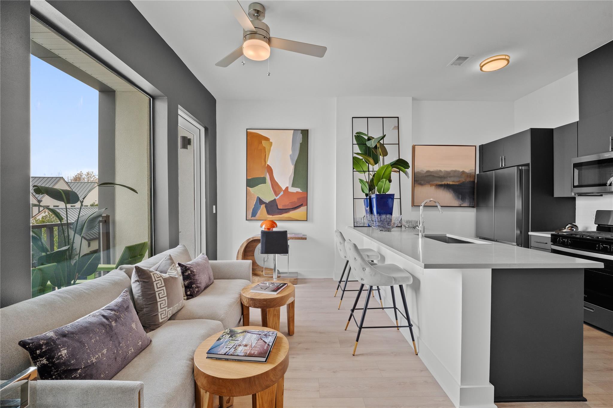 3900  Berkman Dr  #301 매물 사진 1