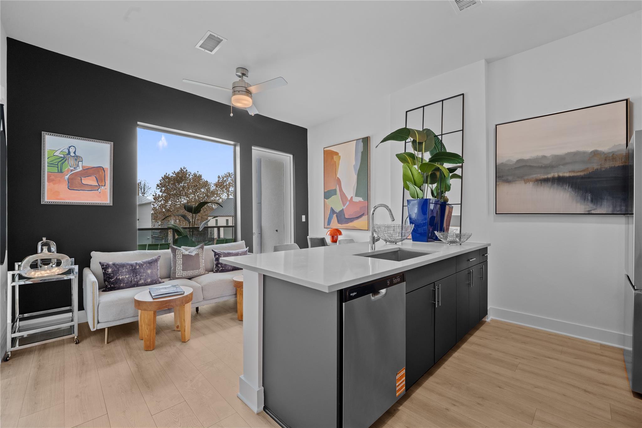 Foto de la propiedad en venta 1 de 3900  Berkman Dr  #308
