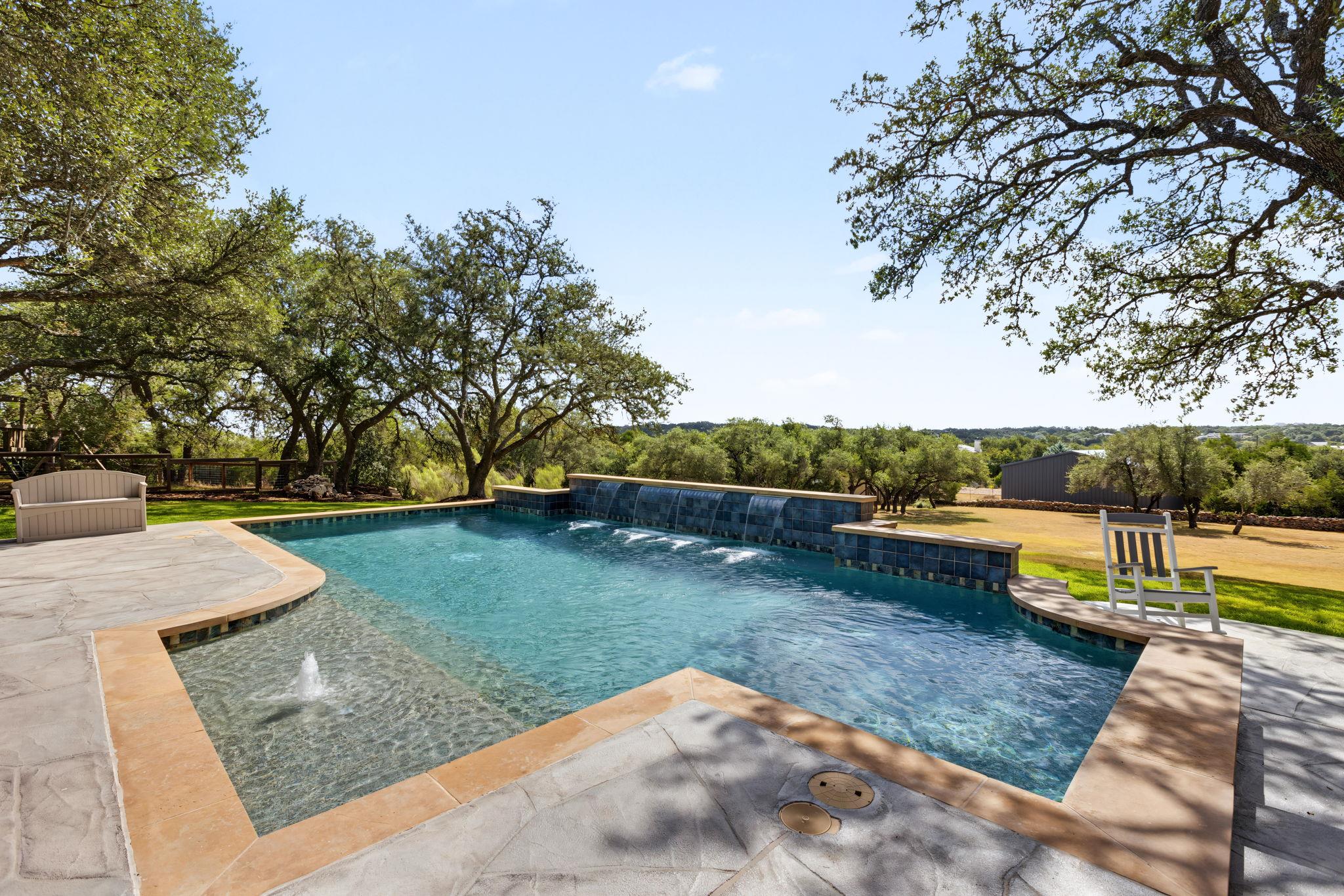 Listing photo 1 of 607  Bending Oak Dr
